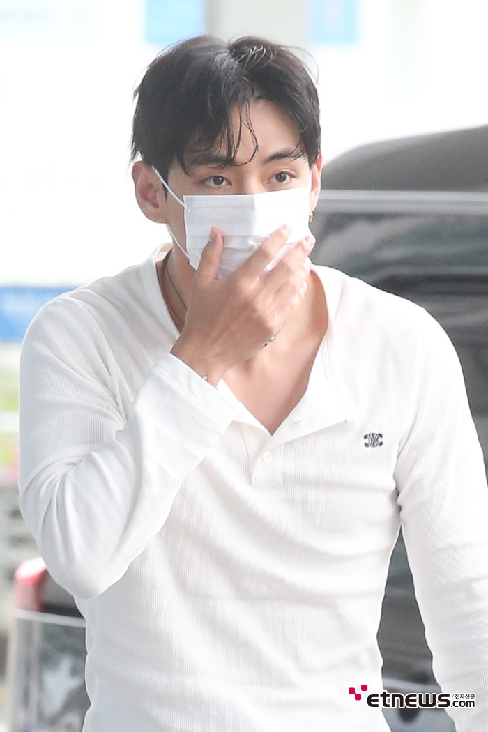 [ET포토] BTS 뷔, '마스크 뚫고 나오는 아우라'