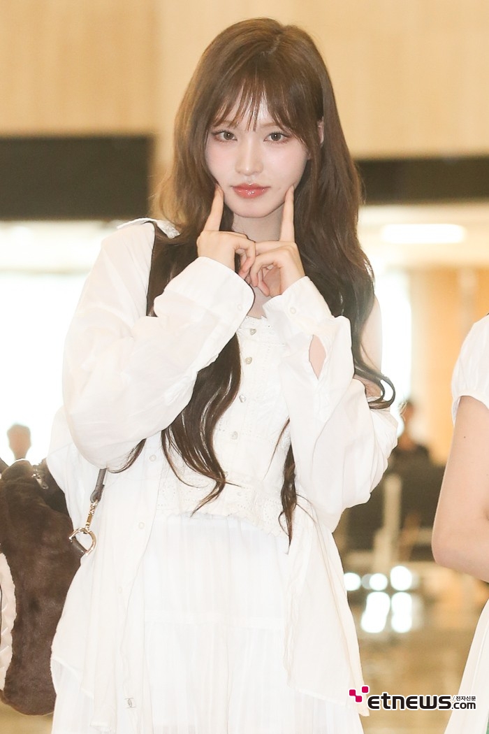 [ET포토] 아이브 리즈, '도도하게 볼터치'