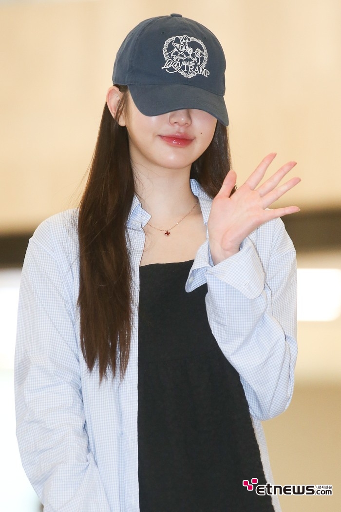 [ET포토] 아이브 장원영, '웃는 하관만 공개'