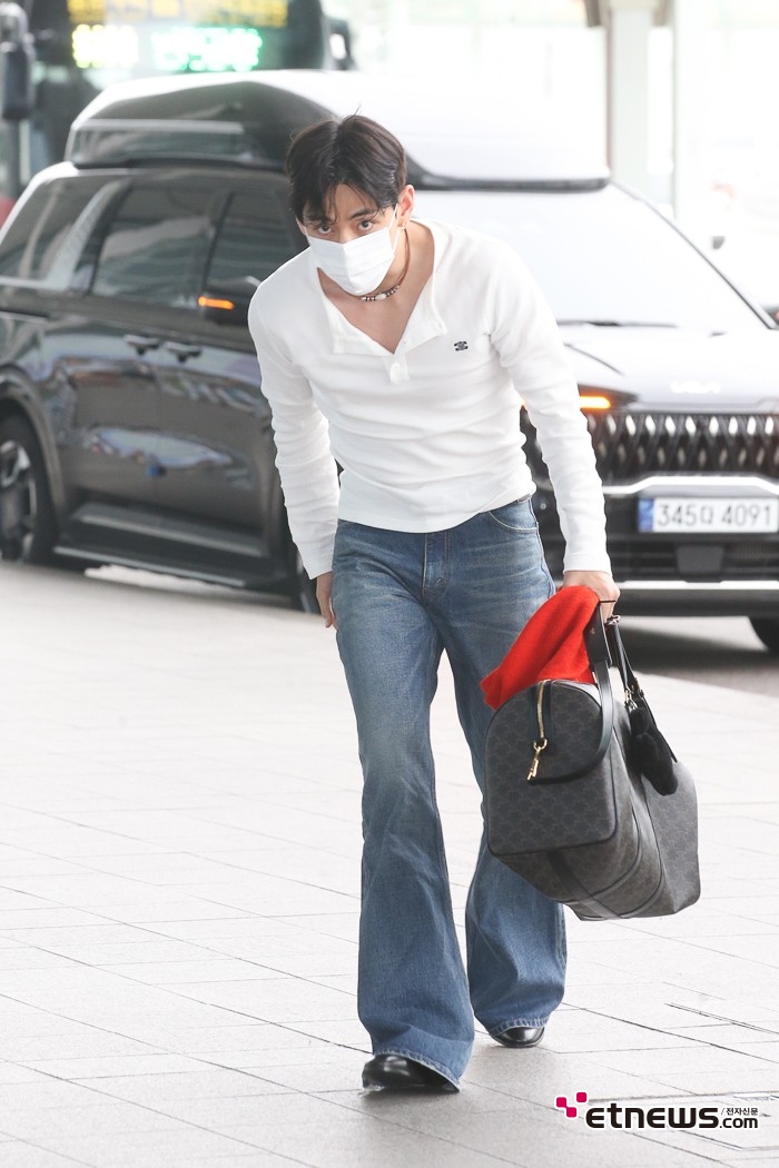 [ET포토] BTS 뷔, '오랜만에 출국하면서 인사'