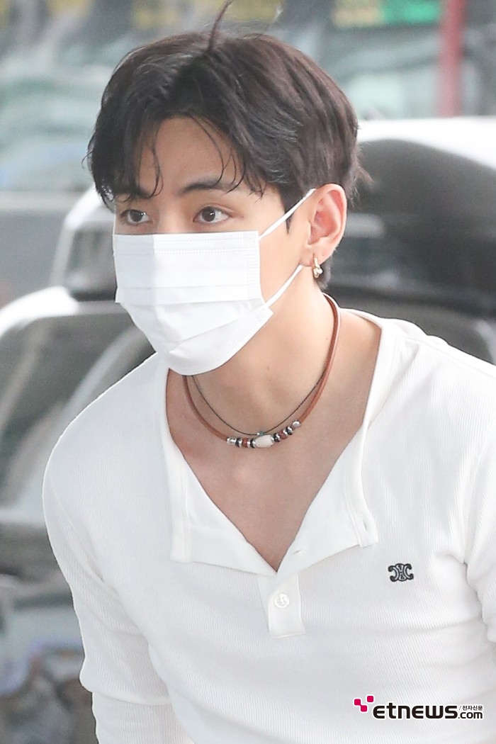 [ET포토] BTS 뷔, '조각에 어울리는 귀걸이와 목걸이'