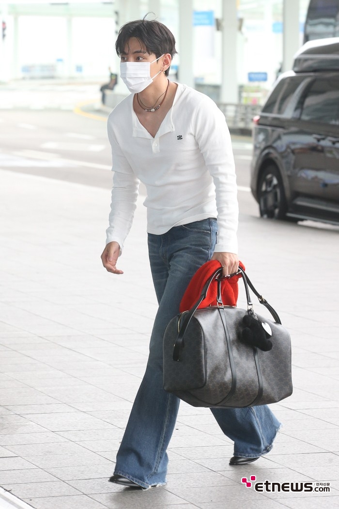 [ET포토] BTS 뷔, '섹시한 플레어핏 청바지'