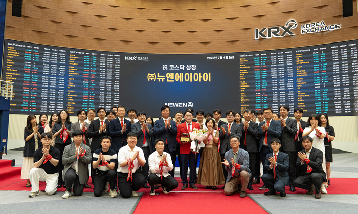 4일 한국거래소에서 뉴엔AI 임직원들이 코스닥 상장 기념 사진촬영을 하고 있다. 뉴엔AI 제공