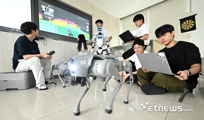 방학을 맞은 대학생들이 로봇과 인공지능(AI) 연구에 매진하고 있다. 충남 천안시 상명대학교에서 AI모빌리티공학과 학생들이 휴머노이드 로봇과 사족 보행로봇 등에 LLM기반 상호작용, 실내·외 연동 자율주행 매핑 등 AI를 접목하기 위한 연구를 이어가고 있다.   천안(충남)=이동근기자 foto@etnews.com