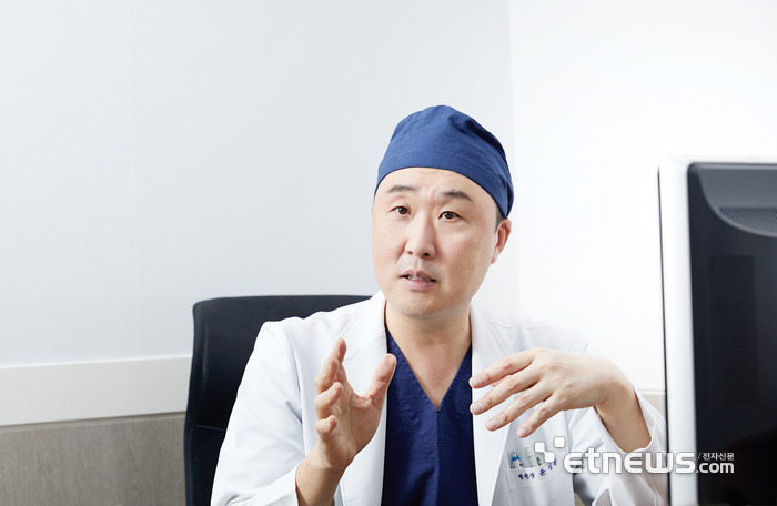 윤성환 이춘택병원장.