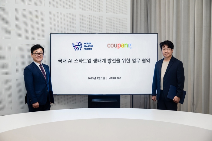 전경수 쿠팡 전무(우)와 구태언 코리아스타트업포럼(좌) 부의장이 업무협약 기념 사진촬영을 하고 있다.