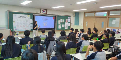 지난달 충남 아산시에 위치한 한들물빛중학교에서 웰컴저축은행이 1사 1교 금융교육을 진행하고 있다.(사진=웰컴저축은행)