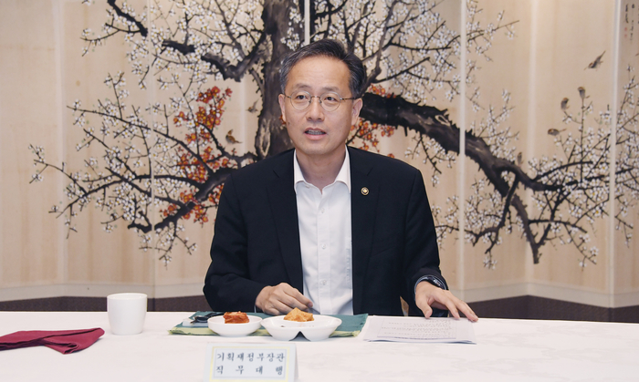 이형일 기획재정부 장관 직무대행 1차관이 4일 서울 종로구 정부서울청사에서 열린 '시장상황점검회의'를 주재하고 있다.[연합뉴스]