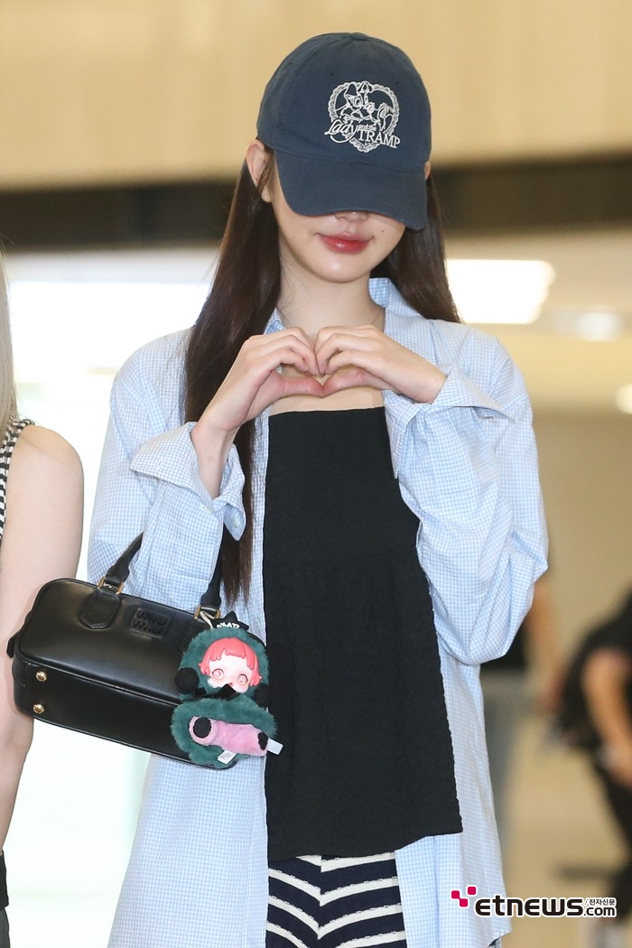 [ET포토S] 장원영, '노룩 포즈도 충분히 매력적'