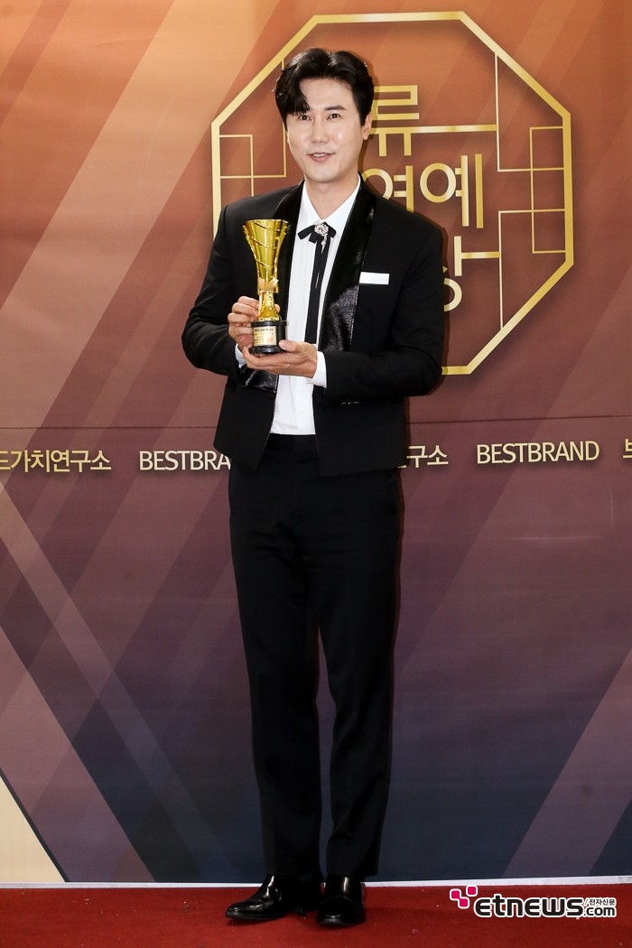 [ET포토] 신성, '여심 저격 하트'