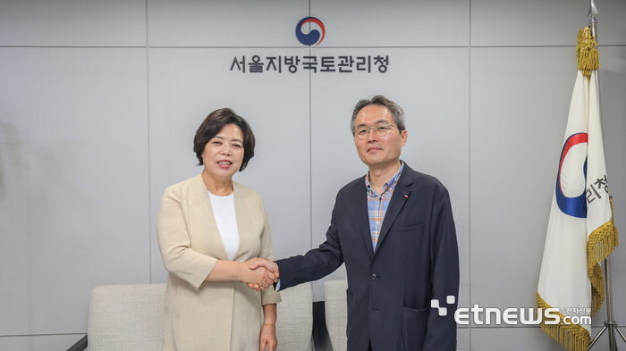 신계용 과천시장(왼쪽)이 최근 김영한 서울지방국토관리청장을 만나 제2경인고속도로 갈현고가교 하부 유휴부지에 체육시설 조성 허가의 신속한 처리를 요청했다.