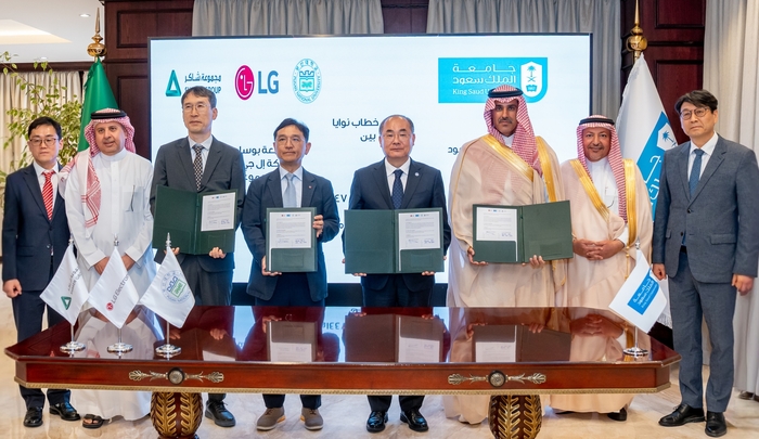 (왼쪽 세번째부터) 셰이커 그룹 에디 전 부사장, 진심원 LG전자 ES선행연구담당, 최재원 부산대 총장, 야자드 알 아셰이크 킹사우드대 부총장이 사우디아라비아 리야드에서  혹서지'환경에 최적화한 HVAC 기술 공동 연구 협약을 체결했다.