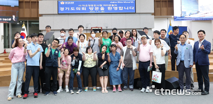 '작은행동 한사랑' 소속 장애인들이 4일 경기도의회를 방문해 민주주의의 원리를 체험하고 기념 촬영했다.