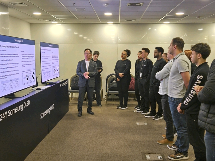 지난 달 브라질 상파울루에서 열린 '2025 중남미 VD 세미나'에서 참석자들이 삼성전자 OLED TV 화질 기술을 살펴보고 있다.