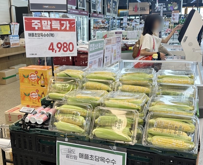 이마트에브리데이 매장에 진열된 '이색 인기 농산물' 초당 옥수수. 이마트와 에브리데이의 통합 매입으로 트렌디한 신선식품 공급을 늘렸다. 통합 ERP도 통합 매입에 이바지했다.