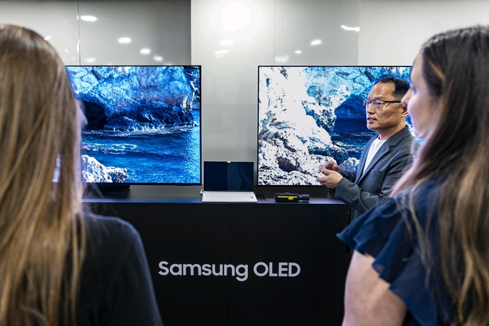 지난달 브라질 상파울루에서 열린 '2025 중남미 VD 세미나'에서 참석자들이 삼성전자 OLED TV 화질 기술을 살펴보는 모습