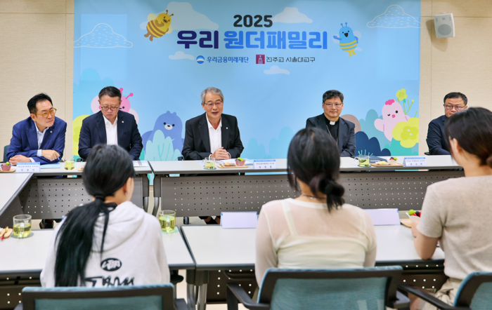 (왼쪽부터) 장광익 우리금융미래재단 사무국장, 정진완 우리은행 은행장, 임종룡 우리금융미래재단 이사장, 천주교 정순택 교구장, 천주교 정영진 사무처장, 오석준 천주교 생명위원회 사무국장이 미성년 미혼 한부모들을 초청해 응원하고 격려하고 있다.