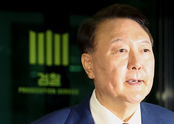 윤석열 전 대통령이 5일 내란 특검 2차 조사를 마치고 조은석 특별검사팀 사무실이 있는 서울 서초구 서울고검을 나서고 있다. 연합뉴스