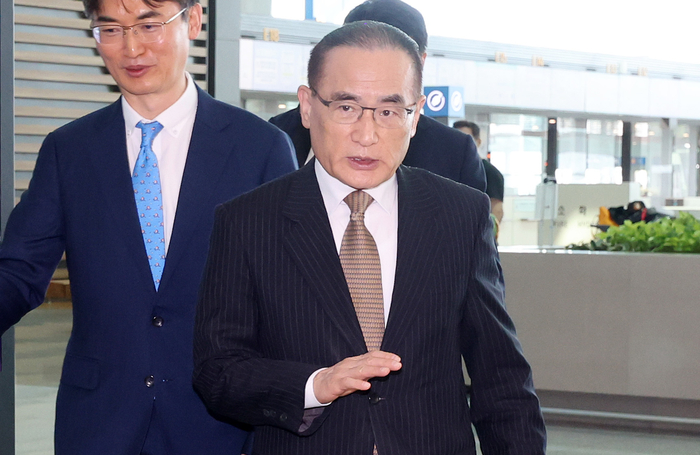 위성락 국가안보실장이 관세협상, 정상회담 등 한미 간 현안에 대한 논의를 위해 6일 인천국제공항을 통해 미국 워싱턴DC로 출국하고 있다. 연합뉴스
