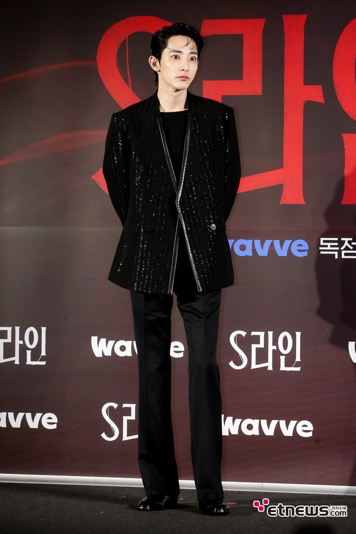 [ET포토] 이수혁, '어둠이 어룰리는 존재감'