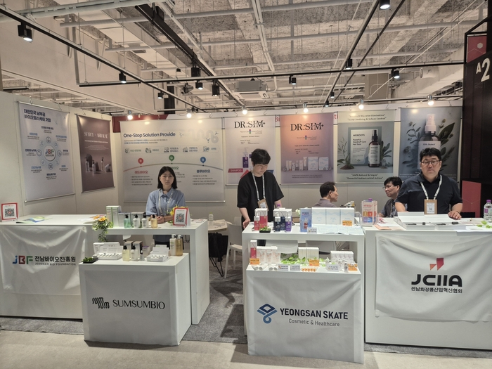전남바이오진흥원은 2~4일 서울 코엑스에서 열린 '인코스메틱스 코리아 2025'에 참가해  3개 전남 기업과 공동 전시부스를 운영했다.