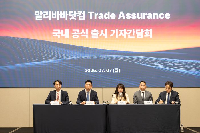 (왼쪽부터) 마르코 양 알리바바닷컴 코리아 지사장, 션 양 알리바바닷컴 글로벌 사업개발 총괄 본부장, 썸머 가오 알리바바닷컴 글로벌 공급망 총괄, 앤드류 천 알리바바닷컴 결제 및 거래 총괄이 7일 조선팰리스 서울 강남에서 열린 기자간담회에서 Q&A를 진행하고 있다.