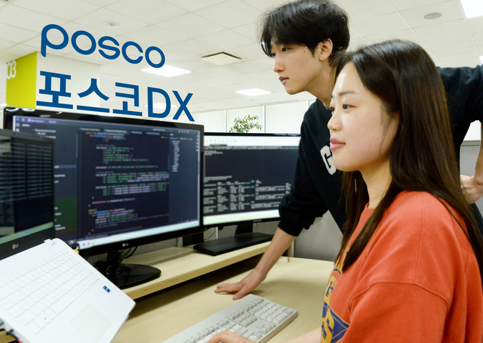 포스코DX의 개발자 직원들이 AI 개발도구를 활용해 개발 업무를 수행하고 있다. 포스코DX 제공