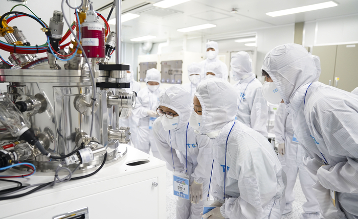 도쿄일렉트론코리아는 지난 5일 경기도 용인시 단국대 죽전캠퍼스에서 '제4회 도쿄일렉트론코리아와 함께하는 드림업 반도체 캠프'를 실시했다. 캠프 참가 학생들이반도체 공정을 체험하고 있다.