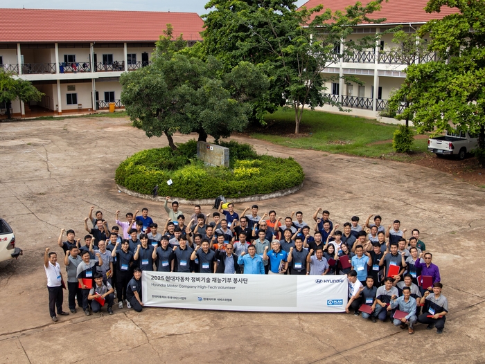 현대차가 라오스 비엔티안 한국-라오스 직업기술개발원에서 정비 기술 재능 기부 봉사를 진행했다.