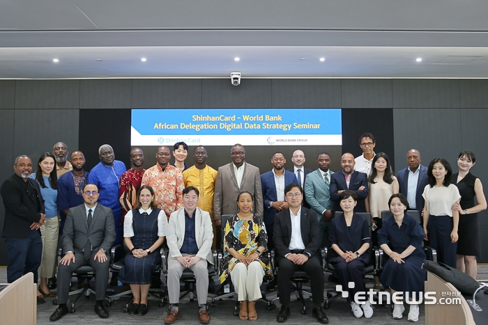 신한카드(사장 박창훈)는 서아프리카 7개국 고위급 정부 대표단을 초청해 세미나를 개최했다고 7일 밝혔다. 지난 3일 신한카드 본사에서 열린 세미나에 참석한 박창석 신한카드 전략사업그룹장(첫 번째 줄 오른쪽에서 세 번째), 막스 릭시(Marc Lixi) 세계은행 디지털 개발국장(마지막 줄 오른쪽에서 두 번째)를 포함한 서아프리카 7개국 정부 대표단이 기념사진을 촬영하고 있다.