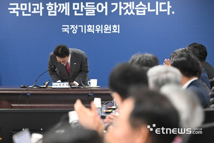 [포토] 인사하는 김민석 국무총리