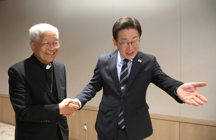 이재명 대통령, 유흥식 추기경 접견
     (서울=연합뉴스) 한상균 기자 = 이재명 대통령이 7일 서울 용산 대통령실 청사에서 방한 중인 교황청 성직자부 장관 유흥식 추기경을 만나 인사 뒤 자리로 안내하고 있다. 2025.7.7
     xyz@yna.co.kr
 (끝)