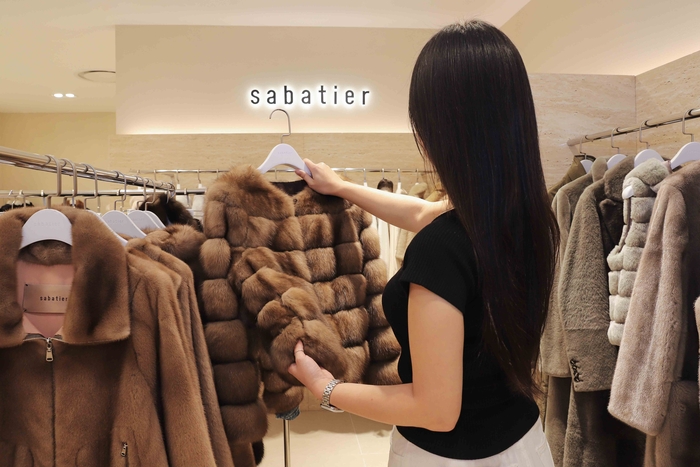 신세계 에스테이트(본점 신관) 3층 사바티에 모피 매장에서 모피를 쇼핑하고 있는 고객 모습