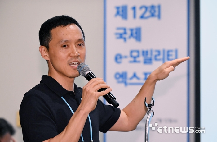 글로벌 e-모빌리티 네트워크 포럼이 '2025 전동화 시대로의 대전환'을 주제로 8일 제주 서귀포시 신화월드 랜딩컨벤션센터에서 열렸다. 정창호 현대차·기아 기술연구소 배터리 개발실장이 '현대차 전동화, 배터리 개발 및 안전 전략'을 주제로 발표하고 있다. 제주=이동근기자 foto@etnews.com