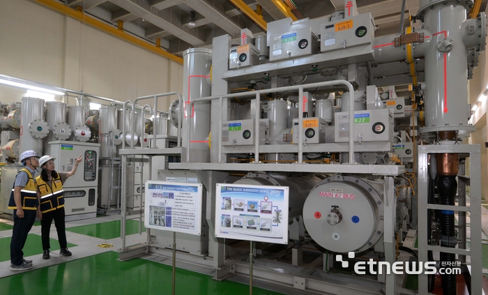 [포토] 여름철 전력수급 점검하는 관계자