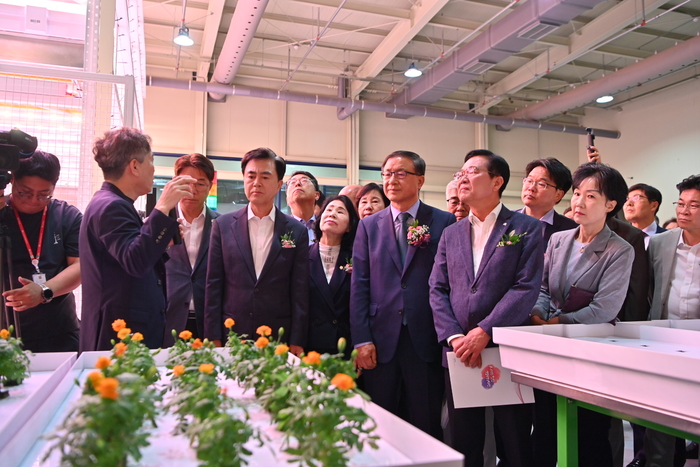 김태흠 충남 지사, 육근열 연암대 총장, 김석필 천안시장 권한대행(앞줄 왼쪽 세번째부터)이 그린테크 이노베이션 센터 시설을 둘러보고 있다.