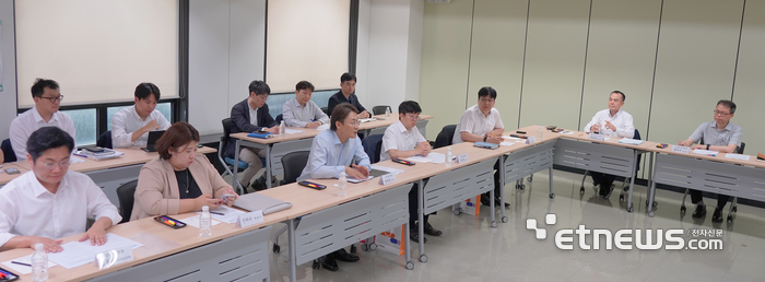 권대영 금융위원회 사무처장이 8일 오후 서울 중구 한국프레스센터 신용회복위원회에서 개최한 소상공인 금융 애로 해소를 위한 첫 번째 현장 간담회에서 대통령의 충청권 타운홀 미팅에서 제기된 소상공인의 금융 애로사항 해소를 위한 1호 조치로서, 정책 수요자, 관련 전문가들로부터 현장의 목소리를 청취했다.