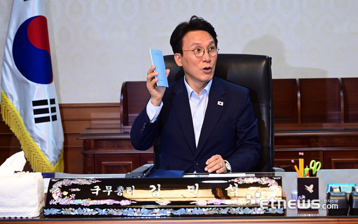 [포토] 집무실에서 업무 보는 김민석 총리