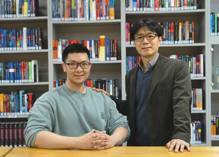 이종석 물리·광과학과 교수(오른쪽)와 최인혁 박사.