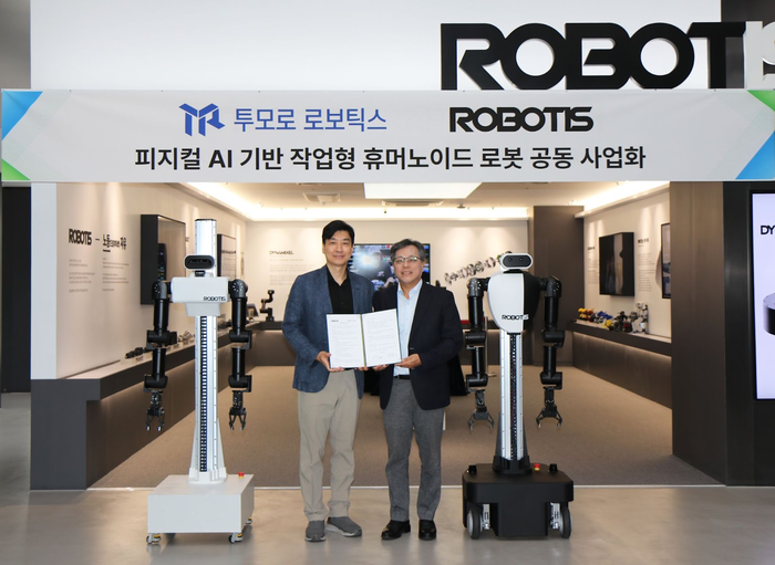 (왼쪽부터) 김병수 로보티즈 대표와 장병탁 투모로로보틱스 대표가 휴머노이드 로봇 공동 사업화 업무협약 체결식에서 기념 촬영을 하고 있다. (사진=로보티즈)