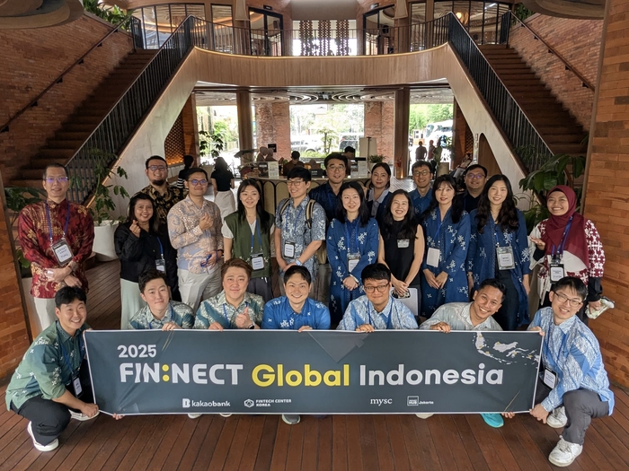 카카오뱅크와 한국핀테크지원센터가 국내 핀테크 스타트업의 해외 진출을 지원하기 위해 지난 3일 인도네시아 자카르타에서 개최한 '핀넥트(FIN:NECT) 글로벌' 행사에서 국내 스타트업들과 인도네시아 기업 임직원들과 함께 기념촬영을 하고 있다.