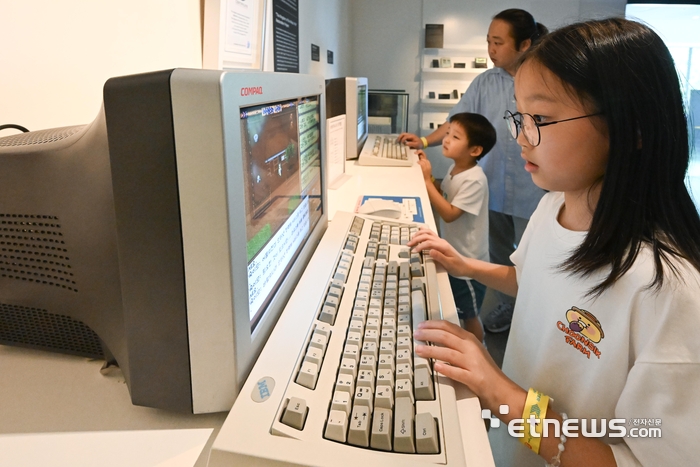 [포토] 바람의 나라 체험하는 어린이