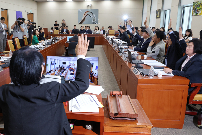 규제 완화 기대했는데…유료방송에 시청자위 의무화 '정책 역주행'