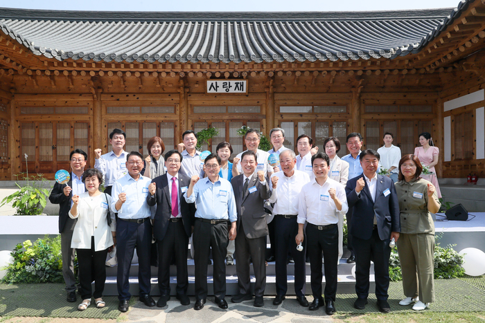 (앞줄 왼쪽 세번째부터) 송언석 국민의힘 원내대표, 우원식 국회의장, 김병기 더불어민주당 대표 직무대행 겸 원내대표, 류진 한경협 회장을 비롯한 주요 관계자가 8일 국회 사랑재에서 열린 '국내여행을 통해 내수경제를 살리는 K바캉스 캠페인'에 참석했다.