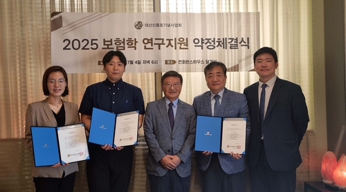 4일 서울 중구 컨퍼런스하우스 달개비에서 (왼쪽부터)박소정 서울대 교수, 이상윤 숭실대 학생, 남궁훈 대산신용호기념사업회 이사장, 김재두 계명대 교수, 양지훈 한국법학원 연구위원이 2025 보험학 연구지원 약정체결식 기념촬영을 하고 있다.(사진=교보생명)