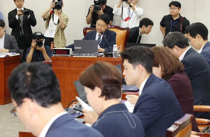 의사봉 두드리는 김영호 위원장     (서울=연합뉴스) 김주형 기자 = 8일 국회에서 열린 이진숙 사회부총리 겸 교육부 장관 인사청문요청안 등을 심의하는 교육위원회 전체회의에서 더불어민주당 소속 김영호 위원장이 의사봉을 두드리고 있다. 2025.7.8     kjhpress@yna.co.kr (끝)