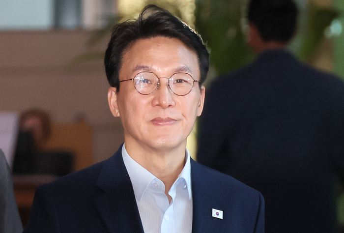 김민석 국무총리가 8일 서울 종로구 정부서울청사로 들어서고 있다. 연합뉴스.