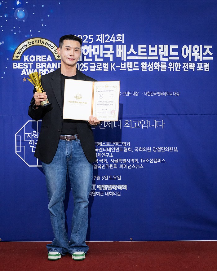 [ET포토] 스칼렌스칼프, 2025 대한민국 베스트브랜드대상 수상