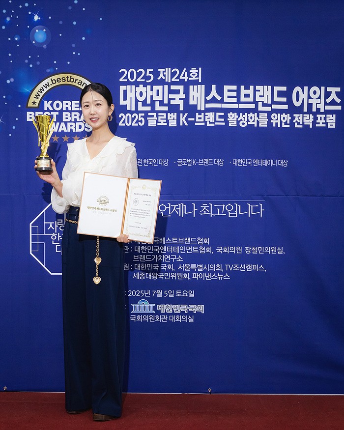 [ET포토] 메이메이 신윤휘, 2025 대한민국 고객만족도대상 수상