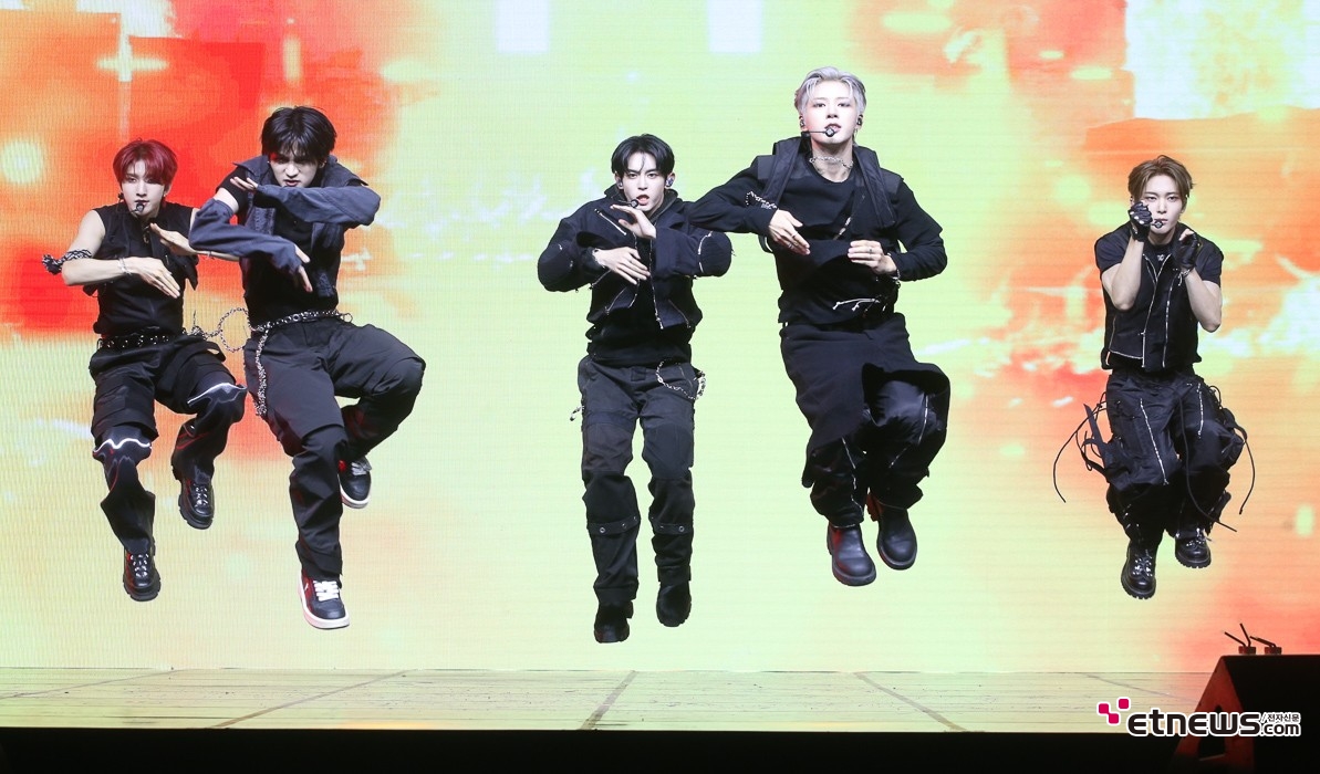 [ET포토] 나우즈, '뛰어~'